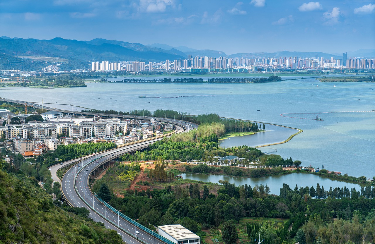 滇池 · Dianchi Lake