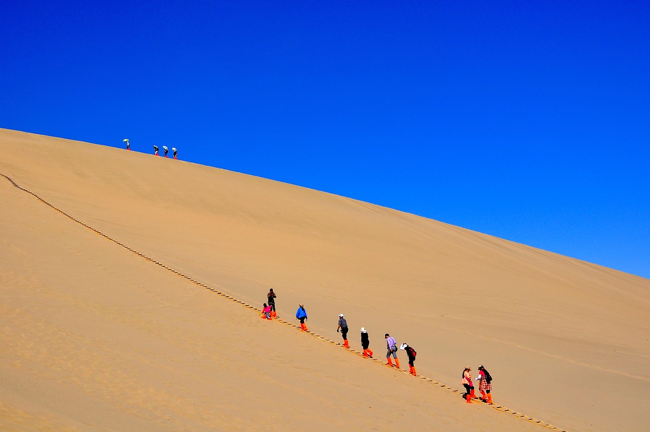 登山人流 · The Long Climb