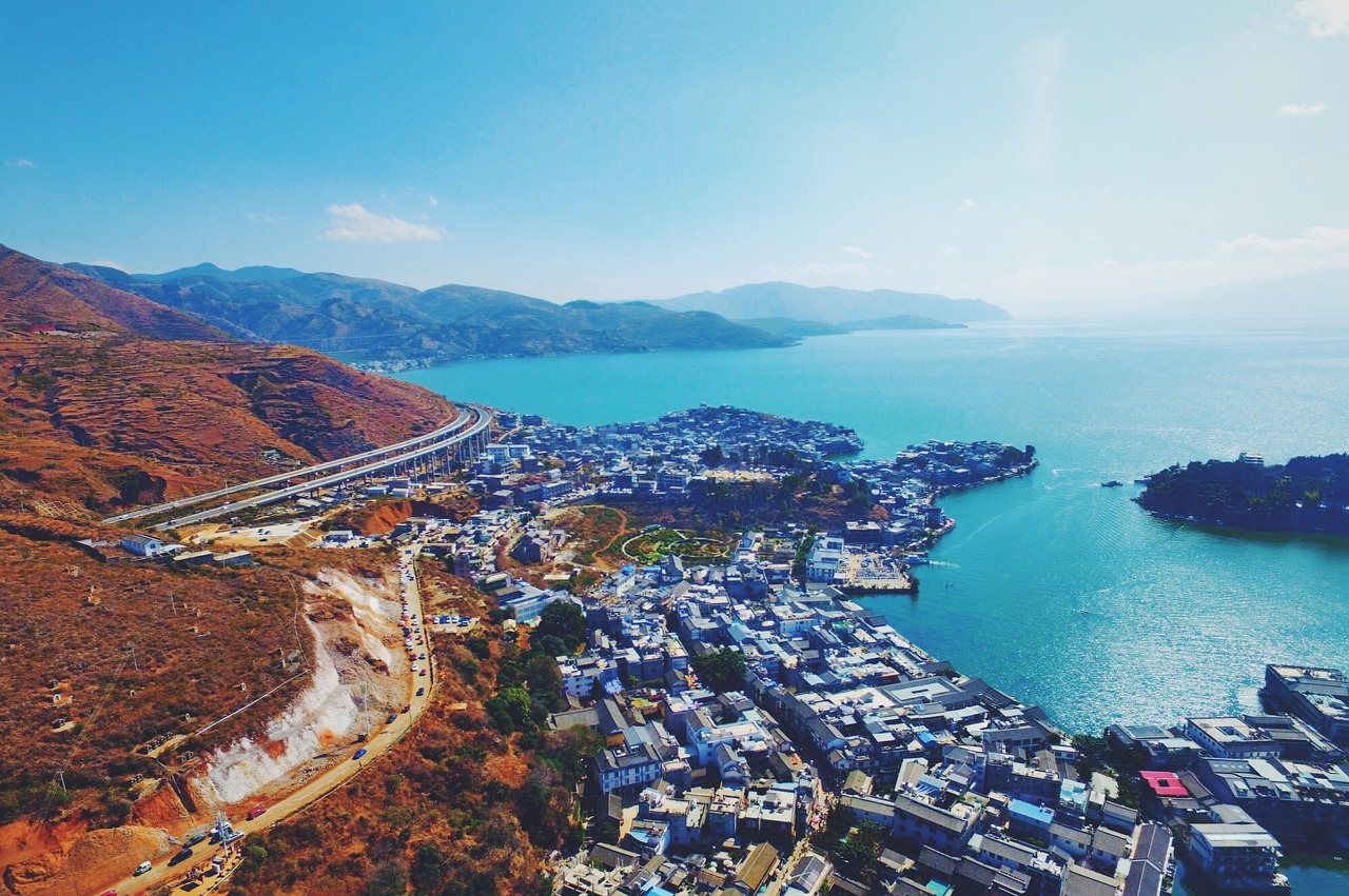 双廊湖畔 · Lakeside at Shuanglang