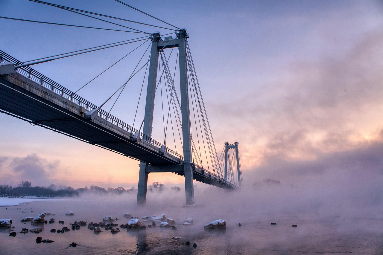 松花江大桥晨雾 · Morning Mist by the Bridge