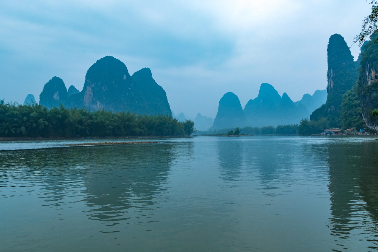 漓江竹筏 · Bamboo Raft on the Li River