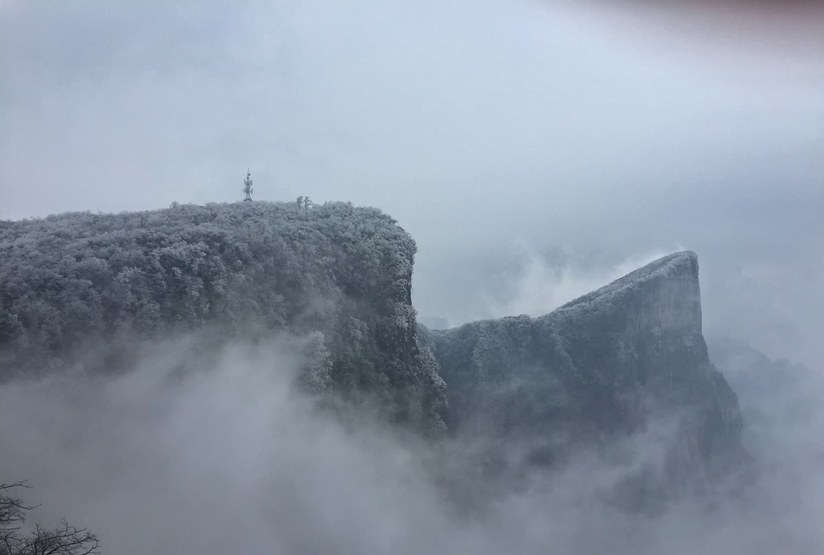 山谷全景 · Valley Panorama