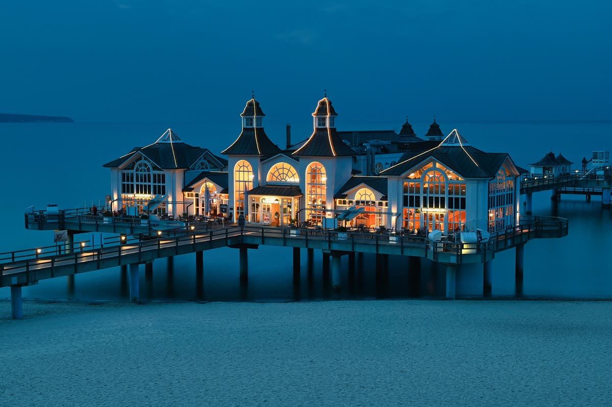 海滨夜色 · Seafront by Night