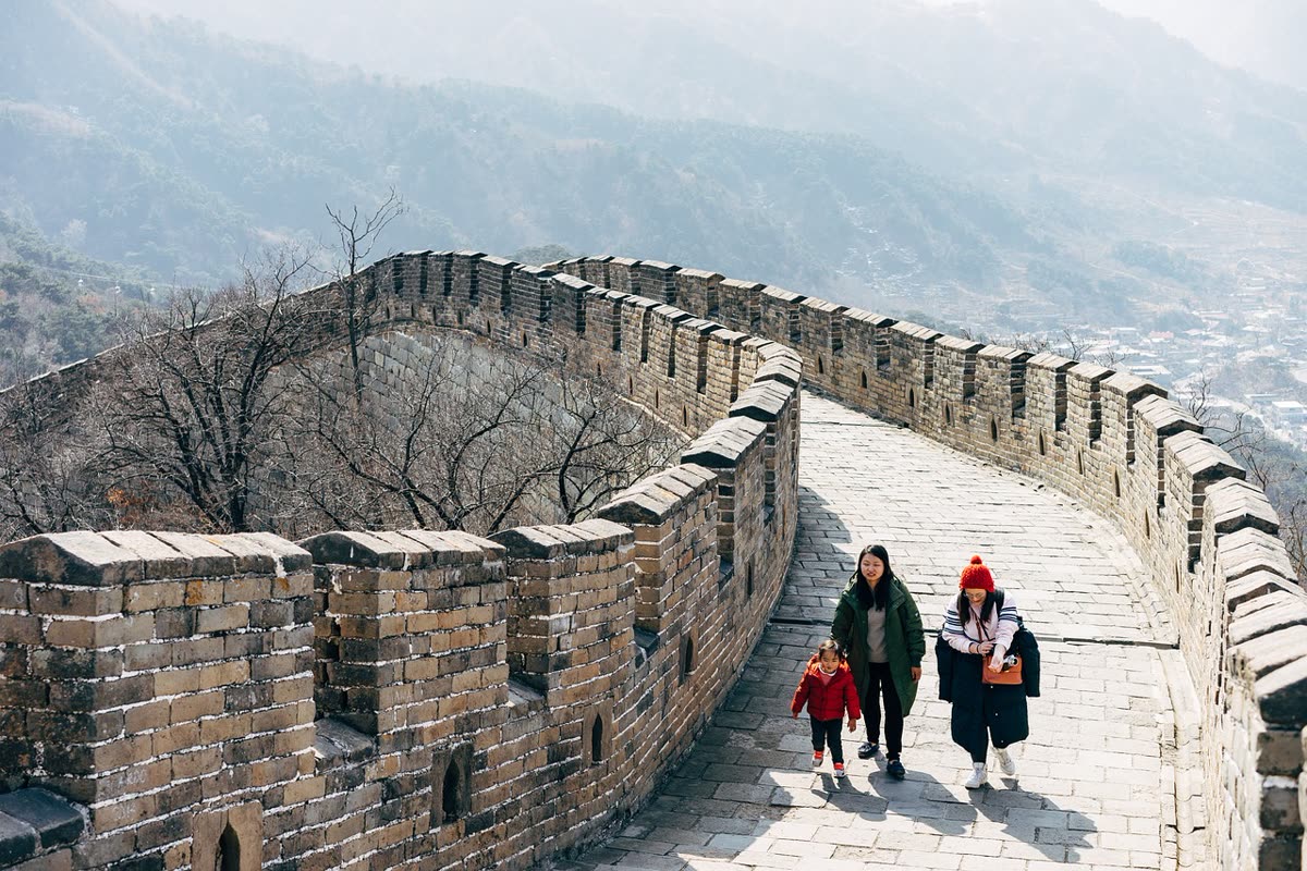 城墙步道 · Walking the Ramparts