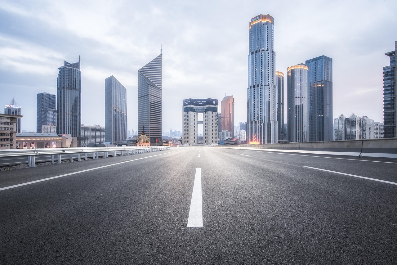 城市高架与天际线 · Skyline from the Expressway